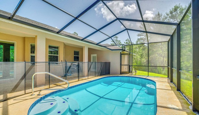 5 Mi to Weeki Wachee Springs! Poolside Retreat