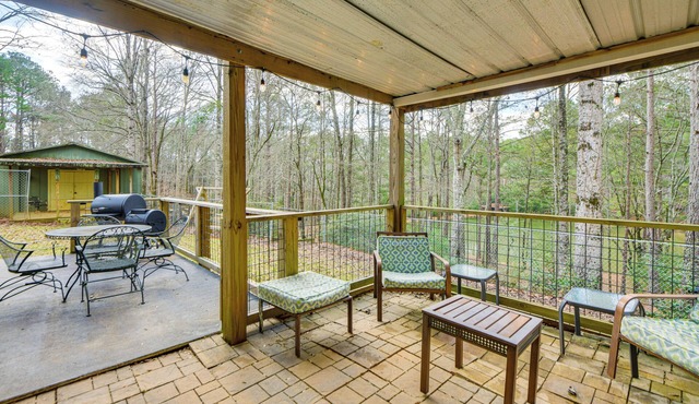 5 Mi to West Point Lake: Group Getaway Near Town