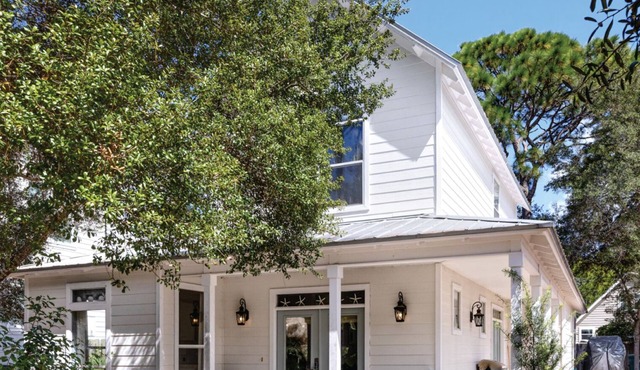 .5 Mile to Beach + Golf Cart, Pet Friendly & Bikes