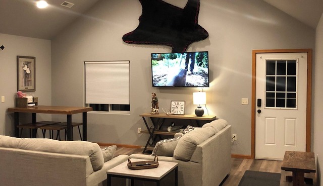 .5 mile to Lake Oahe boat access, 15 min from Pierre SD, wifi, oversized garage