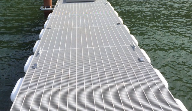 5 MILES FROM CITY CENTER. Cozy, eclectic Lake Whatcom home