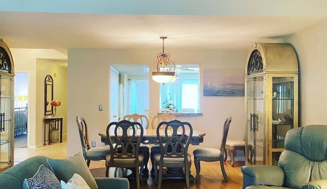 5 miles from downtown Naples 5th Avenue!