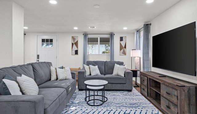 5 Miles From Downtown Phoenix- 2 Bedrooms