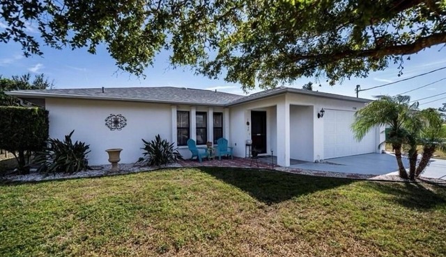 5 Miles to Beaches - Cozy Home with Sunroom