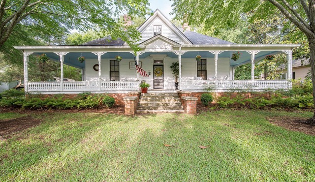 5 Miles to Callaway Gardens and walking distance to shops and restaurants.