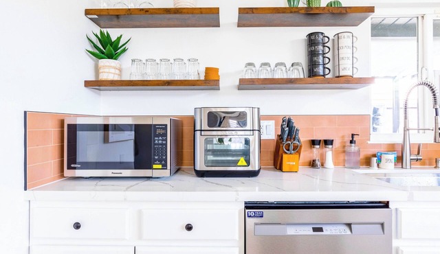 5 Miles to Disneyland - NEW Modern Home + Pool Table