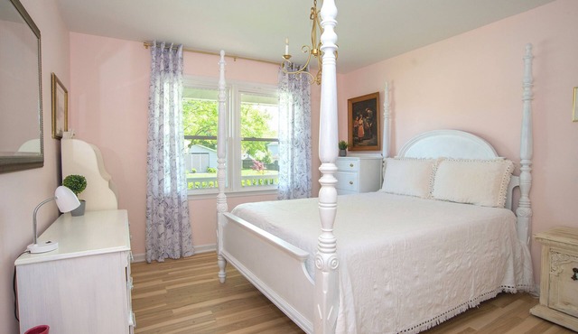 5 Miles To Downtown. Quiet Neighborhood. Plentiful Free Parking. Many Amenities.