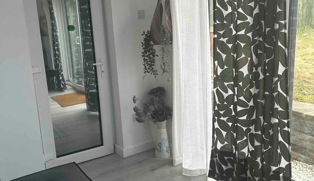 5 miles to the Airport, 6 miles to the city centre, 1.8 miles to St James Park.