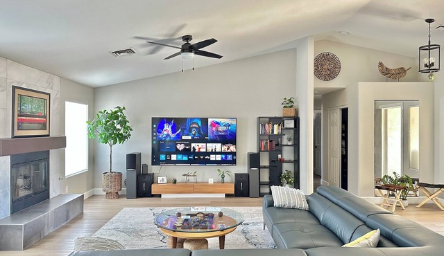 5 miles to STRIP, Airport, Henderson 3 Bed 2 Bath