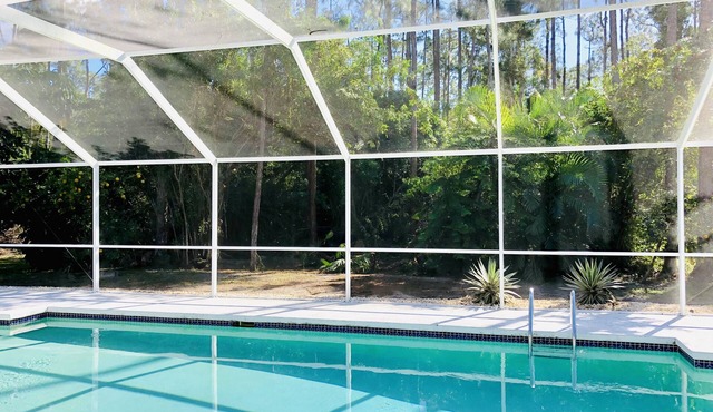 5 Miles to the beach, family home, saltwater pool, pickleball & tennis courts