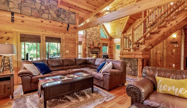 5 miles to Tryon Equestrian Center large log cabin 4 Bedroom 2.5 bath