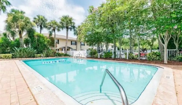 5 Min>Beach Remodeled 2 bed 2 Bath Condo With Pool and Grill and King bed!