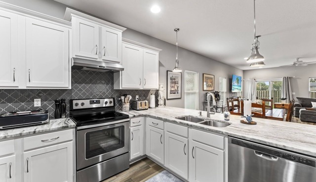 5 min crawl to beach! 4 br 2.5 ba large townhome. Shuffleboard! Mayo Clinic near