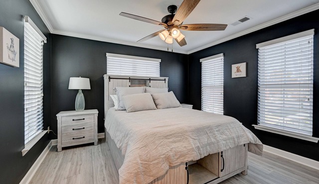 5 Min Downtown - Free Parking - Fenced Yard