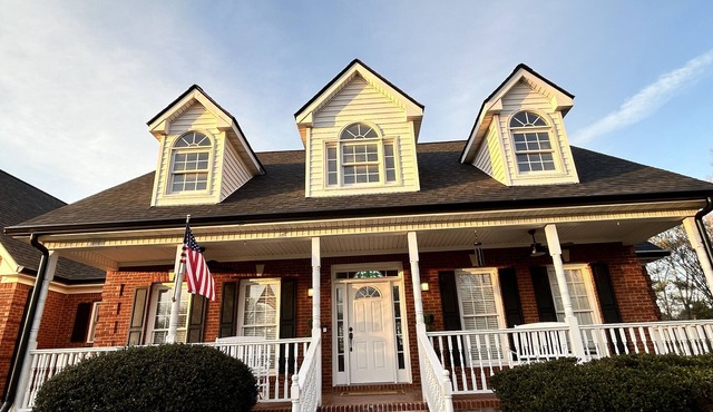 5 min-downtown Monroe, & Wedding Venues. UGA Stanford Stadium just 20 minutes!