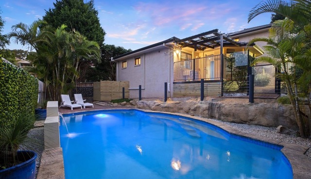 5 min drive from Terrigal Beach. Modern apartment.