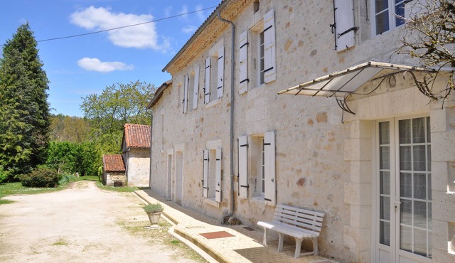 5 minutes from Brantôme, large renovated farmhouse with large shady park.
