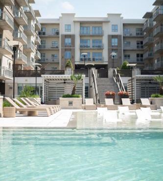 5 Min from everything! Pool, Gym, Balcony