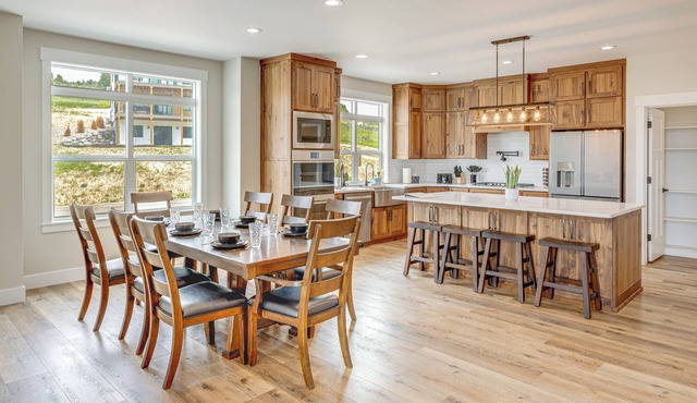 5 Min From Lava Hot Springs, close to golf course & private Hot Tub