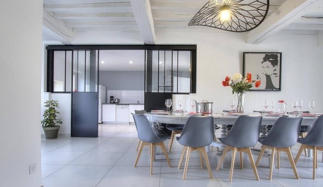 5 min from Pont de Vaux, 15-person gîte with billiards, pétanque court