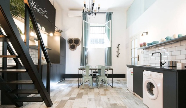5 min from the Giralda, the Cathedral, the Maestranza, Seville center. FREE WIFI