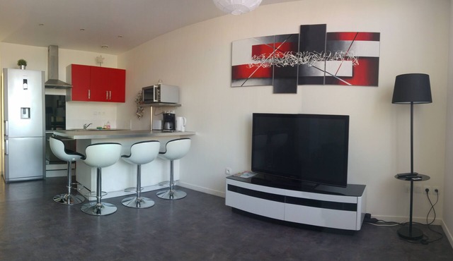 5 min from the sea and the center, open view + garden