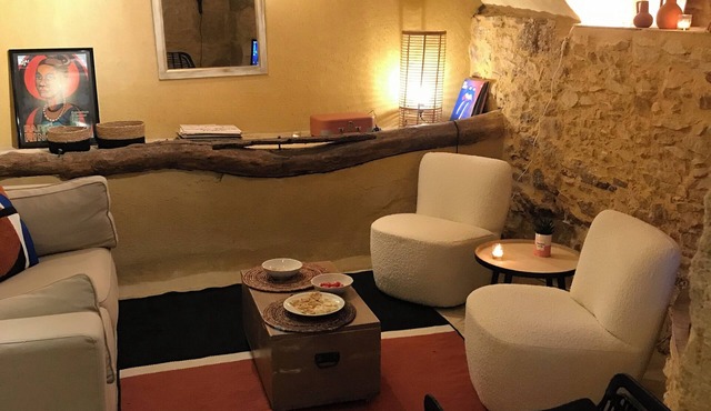 5 min from Uzes Logement de charme with jacuzzi in its beautiful courtyard.