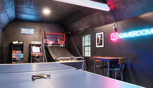 5 MIN NEW RIVER GORGE, WALK TO TOWN, GAMEROOM, HOT TUB