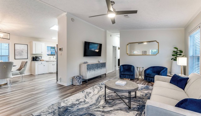 5 min. stroll to Downtown Mckinney! Family & Pet Friendly Cottage