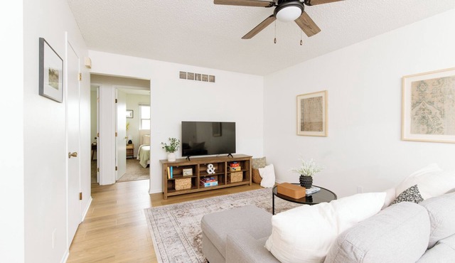 5 Min to Adventureland and Casino - Fenced in yard