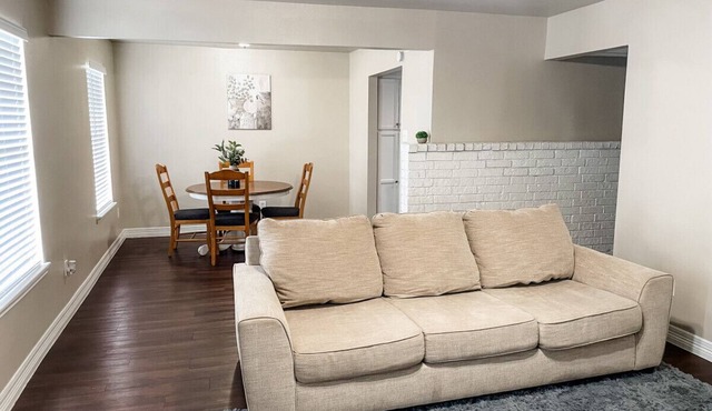 5 Min to Beach & Downtown: Sleeps 5, Budget Stay