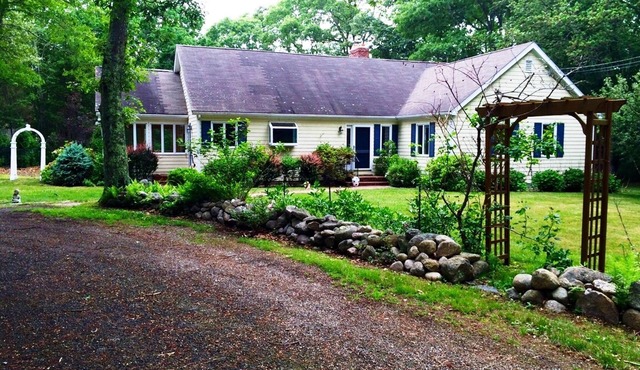 5 min to Beach, 4 Bdr. 2 Bath, Sun Room, Large Deck, Park Like Setting Ctrl. AC