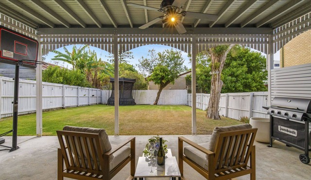 5 min to BNE City Centre & Next to The Gabba! Unique Character Queenslander Home