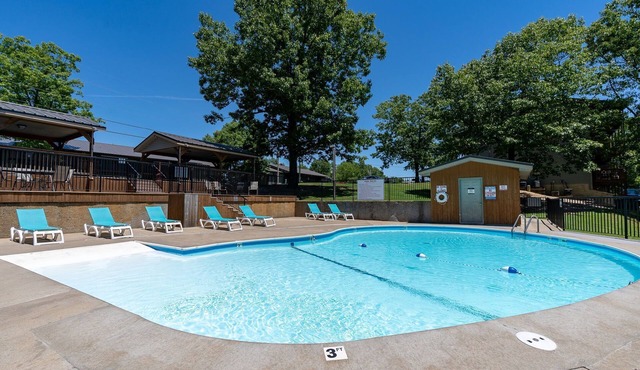 5 Min to Branson! Relaxing Stay with Scenic Views