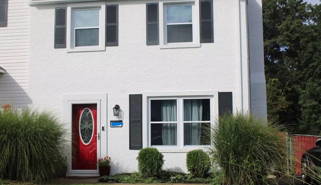 5 min to Downtown C'ville, 3b/2b Comfortable!