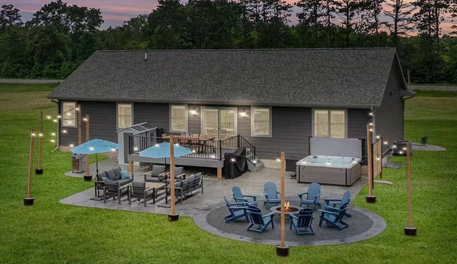 5 min to Downtown Dells! Hot Tub, Theater, Fire Pit, Game Room
