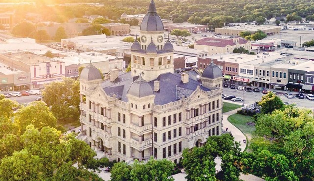 5 Min to Downtown Denton Full Kitchen Yard UNT/TWU Colleges and Hospitals