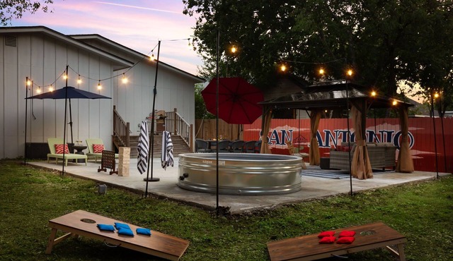 5 Min to DT : Modern+Cowboy Pool + Outdoor Projector