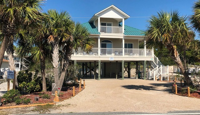 5 min to Gulf beach. On bike path. Pvt htd pool. Boat parking. Great kitchen.