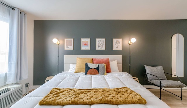 5 min. to Lincoln's top attractions. King size bed, kitchenette & outdoor space