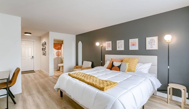 5 min. to Lincoln's top attractions. King-size bed, kitchenette & outdoor space