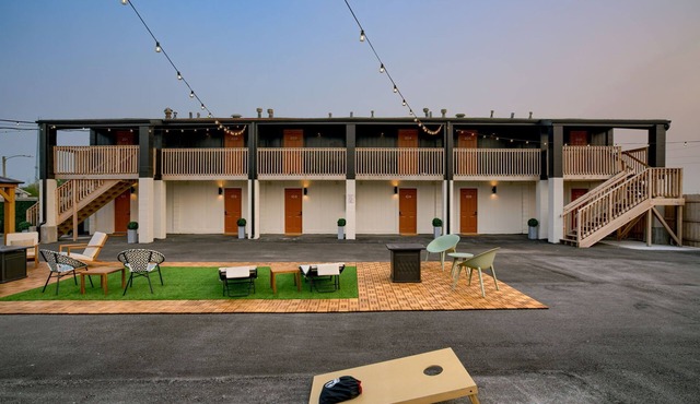 5 min. to Lincoln's top attractions. King-size bed, kitchenette & outdoor space
