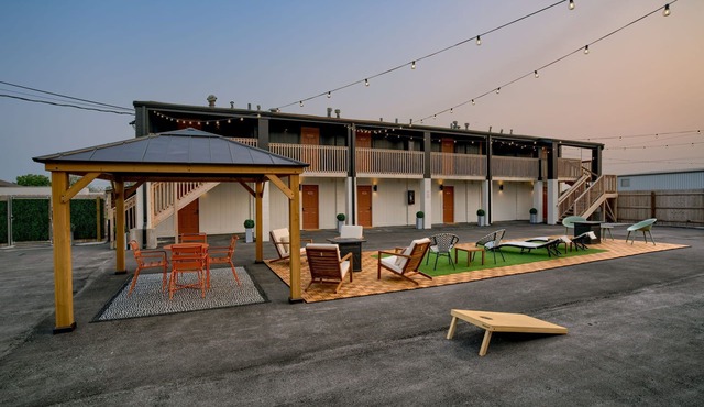 5 min. to Lincoln's top attractions. 2 Queens, WiFi, kitchenette & outdoor space