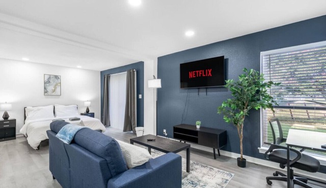 5 Min to Love Field | Gated+Guard | 1BR | Parking