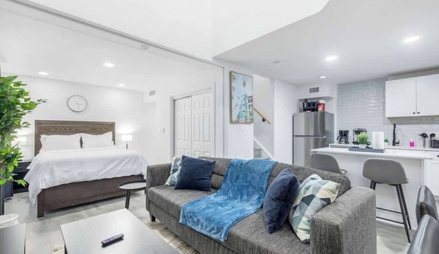 5 Min to Love Field - Gated+Guard - 3BR - Parking