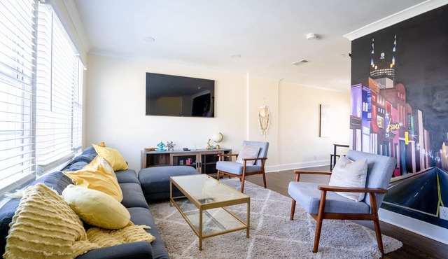 *5 Min to Nissan-3 Mi to Broadway*-Private Backyard