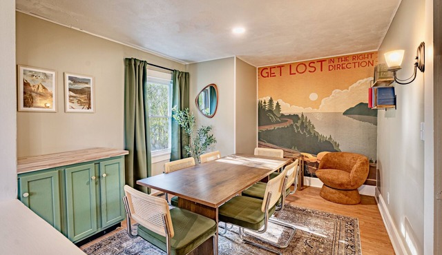 5 min to NRG Park + hot tub + fire pit + game room