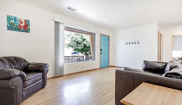 5 min to Old Town - Prime location - Game Room - gated parking