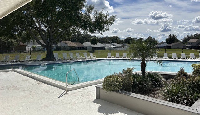 5 min to the mall, great restaurants! Family sized house, fire-pit, Pet Friendly