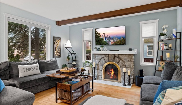 5 min to the Seatac Airport + Large Private Backyard + HOT TUB +Cozy Fireplace